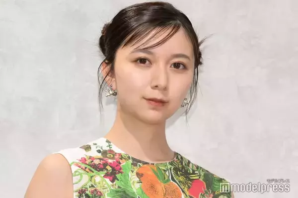 上白石萌歌、スラリ美脚際立つ「パン恋」オフショット公開「スタイルが良すぎる」「魅力が爆発」の声