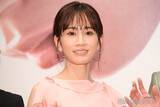 「前田敦子、息子とのディズニーショットに反響相次ぐ「可愛い親子」「楽しさ伝わる」」の画像1