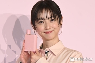 佐々木希、新生活の苦い思い出明かす ピンクシャツ×チェックミニスカで登場【BURBERRY HER SAKURA JOURNEY】