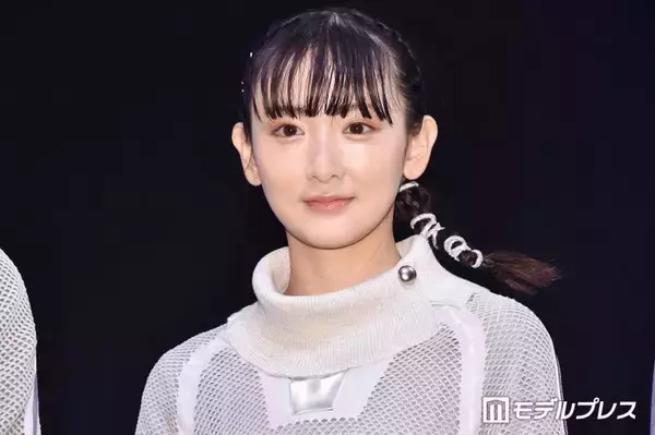 「生駒里奈、白ノースリワンピ姿に絶賛の声「美しいデコルテに目が釘付け」「透明感が凄すぎる」と反響」の画像