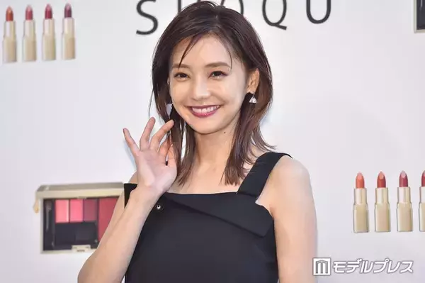 倉科カナ、美背中開放の上品ドレス姿が話題「女神のような神々しさ」「まさにエレガント」