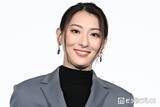 「「VIVANT」出演女優「別班の任務ではありません」女医姿のオフショットが話題「確かに別人」「潜入捜査ではないよね」」の画像1