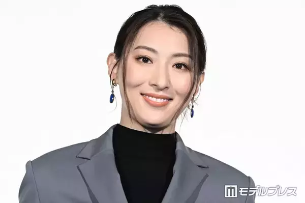 「VIVANT」出演女優「別班の任務ではありません」女医姿のオフショットが話題「確かに別人」「潜入捜査ではないよね」