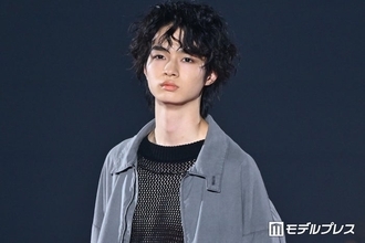 「国宝」で話題・越山敬達、ルーズジャケット着こなしクールに魅せる「パーマ似合いすぎ」「雰囲気がガラッと変わる」の声【TGC2026A/W】