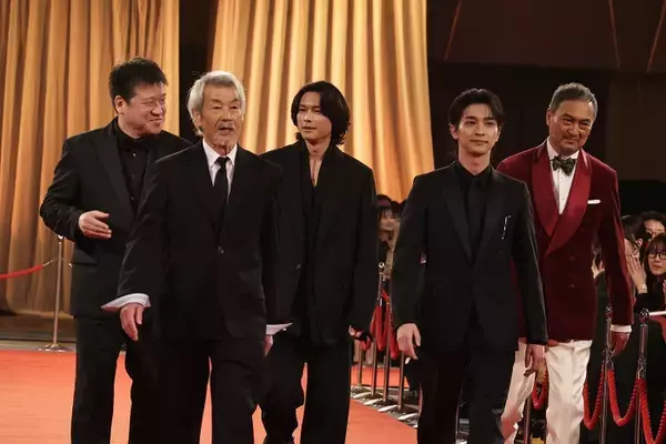 横浜流星らシックなスーツ姿で堂々闊歩 SixTONES松村北斗＆佐藤二朗は和やかに談笑【第49回日本アカデミー賞】