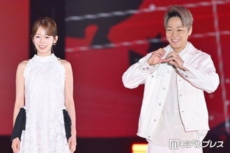 武尊＆川口葵、 サプライズで夫婦そろって「ガルアワ」初登場 白のリンクコーデで息ぴったりランウェイ【ガルアワ2026A/W】