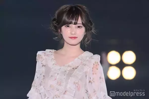 美人YouTuber、ミニスカコスプレ披露「思わず二度見」「完璧に着こなしてる」の声