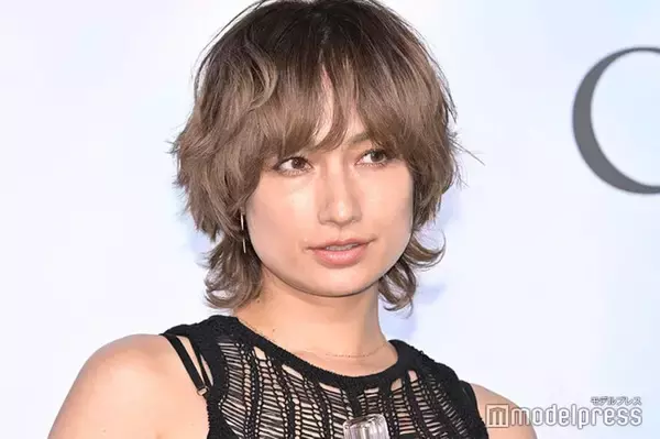 2児の母・佐田真由美、愛娘が「首根っこ掴みながらメイクしてくれた」ショット公開 完成度の高さに驚きの声