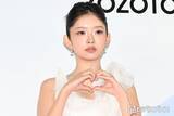 「IVEレイ、美ウエスト際立つコーデに熱視線 街中撮影ショットに「異次元のスタイル」「シルエット最強」の声」の画像1