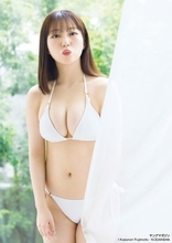 田中美久、純白水着で美バスト披露「ヤンマガ」表紙登場