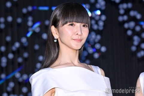 Perfumeかしゆか、ベアトップ・ミニドレス…圧巻スタイル際立つ年末衣装続々公開「美しすぎてため息が出る」「神々しい」と反響殺到