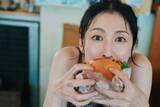 「雛形あきこ、22年ぶり写真集決定 “20歳以降封印していた”水着グラビアで圧巻スタイル披露【先行カット・コメント】」の画像1