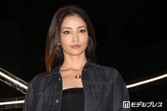 黒木メイサ、美背中際立つキャミ姿で大阪旅行満喫「エンジェルラインが美しい」「オーラ全開」と反響