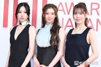【MAJ2026】MISAMO、レッドカーペットに登場 ミニ丈＆胸元ざっくりドレスで抜群スタイル