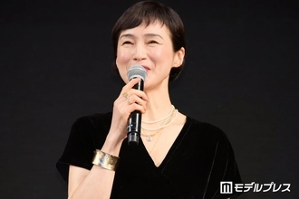 安田成美、10年座って擦り切れた椅子カバーを手編みで新調「暮らしの温かさが伝わってきます」「座るのがもったいない」の声