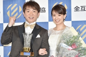 濱口優＆南明奈夫妻、息子とお揃いミッキー帽子でディズニー満喫「並んだ影まで愛おしい」「幸せ溢れてる」と反響