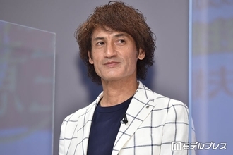丸山桂里奈の夫・本並健治、“凄い寝方”3歳娘の姿公開「どうなってる？」「独特すぎる」の声