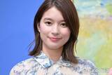 「芳根京子、美脚＆圧巻プロポーション際立つタイトドレス姿披露「視線釘付けの脚線美」「大人の色気すごい」と反響」の画像1