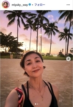 香坂みゆき、ハワイでの背中ざっくり水着ショット公開「スタイル抜群」「背中もウエストラインも綺麗すぎ」の声