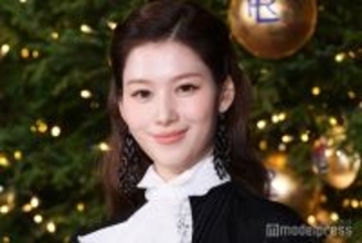 TWICEサナ、背中ざっくり美麗ドレスで魅了 メンバーに贈りたいものは？「ちょっと夢のあることを」