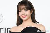 「BLACKPINKリサ、美背中大胆披露のミニ丈レースドレス姿に絶賛の声「異次元のスタイル」「美しすぎて言葉が出ない」」の画像1