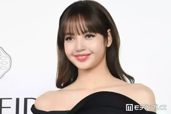 BLACKPINKリサ、美背中大胆披露のミニ丈レースドレス姿に絶賛の声「異次元のスタイル」「美しすぎて言葉が出ない」