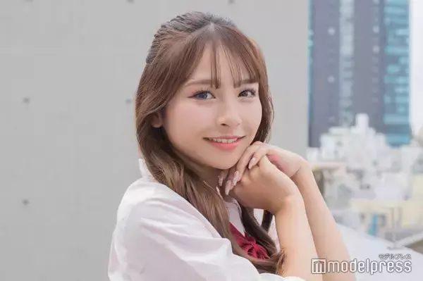 「今日好き」出身美女「スタイル鬼盛れ」ミニ丈スカパンコーデから美脚スラリ「異次元レベル」「驚きの脚の長さ」の声