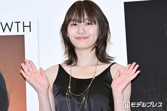 浅川梨奈、ミニスカ私服から美脚スラリ「色白で綺麗」「着こなしがおしゃれ」の声