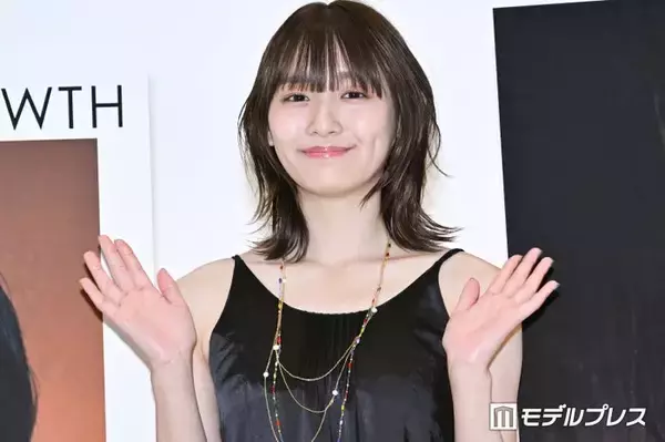 浅川梨奈、ミニスカ私服から美脚スラリ「色白で綺麗」「着こなしがおしゃれ」の声
