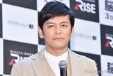 「ますだおかだ岡田圭右、子ども達との旅行ショット公開「眠いパパを起こすお子さんたち可愛い」「夏休み感満載」」の画像1