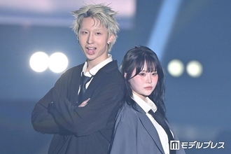 MON7A＆さくら、ジャケット×ネクタイのリンクコーデ 背中合わせに歓声上がる【超十代2026】