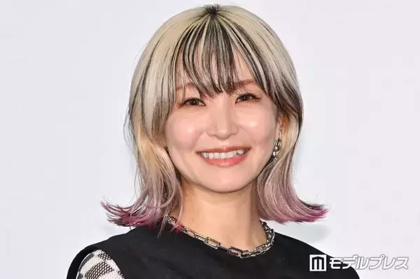 LiSA、美脚際立つミニワンピショット公開「スタイル良すぎ」「片足だけ網ソックスのセンス最高」と反響