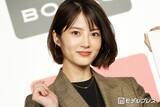「元乃木坂46若月佑美、ハイトーンヘアで雰囲気ガラリ 美脚際立つオフショットに「雰囲気全然違う」「髪型も衣装も似合いすぎ」の声」の画像1