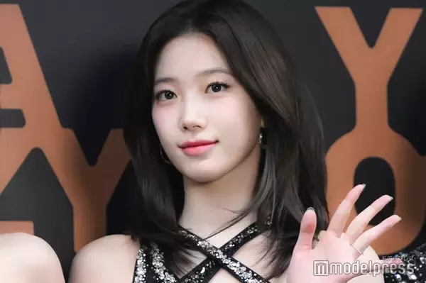 LE SSERAFIMカズハ、爽やかミニスカコーデに称賛の声「顔小さすぎる」「スタイルが異次元」