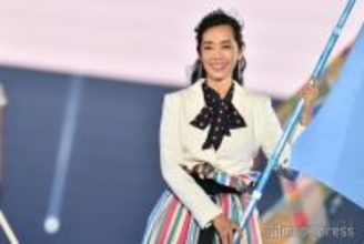 早見優、豪華クリスマスツリー公開「天井とほぼ同じ高さ」「素敵なお部屋」と反響