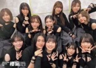 櫻坂46、写真集「櫻撮」“24時間限定”特典ポスター解禁 的野美青撮影の自撮り集合写真も