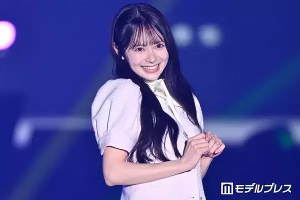 AKB48新センター・伊藤百花、美脚際立つミニスカ春コーデ 笑顔でファンにお手振り＆「名残り桜」ポーズも【超十代2026】