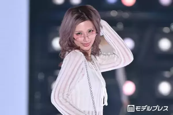 しなこ、前髪なし×細フチメガネで雰囲気ガラリ 舌出しにドキッ【関コレ2026S/S】