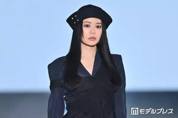 なごみ、レースタイツから美脚のぞく オーラ放つ全身ブラックコーデ【ガルアワ2026SS】