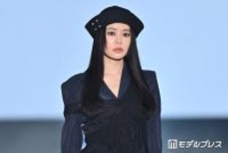 なごみ、レースタイツから美脚のぞく オーラ放つ全身ブラックコーデ【ガルアワ2026SS】