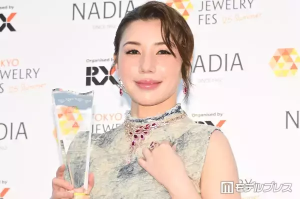 仲里依紗、夫・中尾明慶との「13回目の結婚記念日」密着2ショット公開「バラの花束が素敵」「いつまでもラブラブで憧れ」とファン歓喜