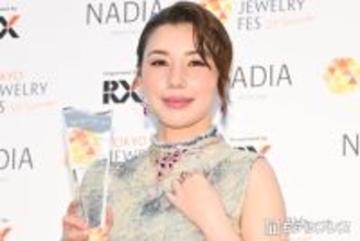 仲里依紗、夫・中尾明慶との「13回目の結婚記念日」密着2ショット公開「バラの花束が素敵」「いつまでもラブラブで憧れ」とファン歓喜