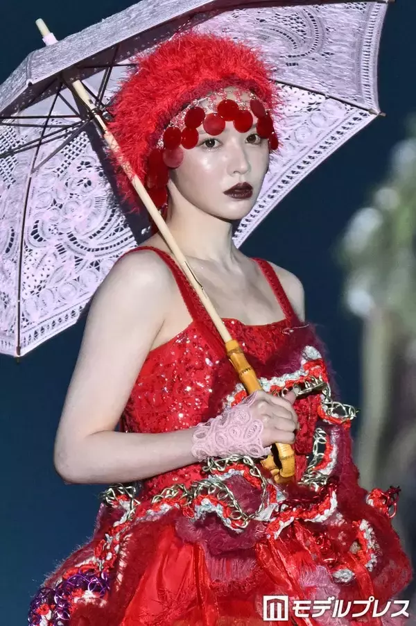 FRUITS ZIPPER鎮西寿々歌、帽子に髪インで雰囲気ガラリ 真っ赤なドレス×レース傘で魅力全開【TGC新潟2026】