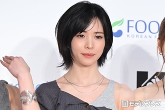 NiziU、ステージ前に少しネタバレ「もっとみなさんの近くで」360度ステージに意気込み【KCON JAPAN 2026／レッドカーペット】