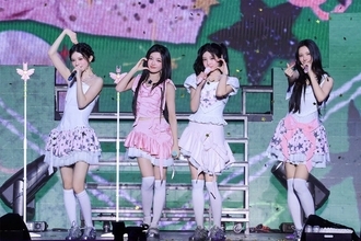 ILLIT、初ライブツアー「PRESS START」日本公演完走 HANA・JISOO＆MOMOKAがサプライズ登場で新曲ステージ披露