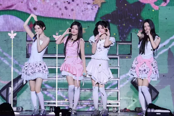 ILLIT、初ライブツアー「PRESS START」日本公演完走 HANA・JISOO＆MOMOKAがサプライズ登場で新曲ステージ披露