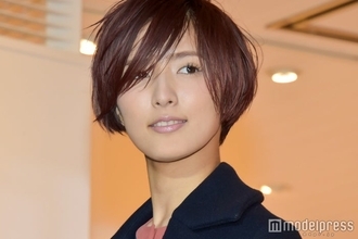 藤井萩花、黒ビキニ姿披露「お腹にタトゥー?」「骨格が神」と反響