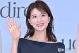 「第1子出産の日テレ郡司恭子アナ、大胆背中見せ大人ワンピース姿に反響「ラインが美しい」「綺麗すぎ」」の画像1