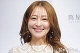 「大沢あかね、美デコルテ際立つベアトップ姿 流行りの“ビジューデコ”ショットに「お肌ツヤツヤ」「どんどん綺麗になっていく」の声」の画像1
