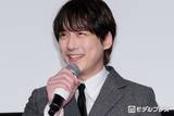 「坂口健太郎の娘役、初日舞台挨拶にサプライズ登場 サボテン型のバルーンを持って壇上へ【私はあなたを知らない、】」の画像1